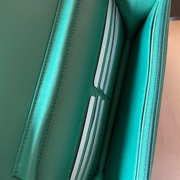 CHANEL 22A GREEN WALLET ON CHAIN - Picture 4 of 8